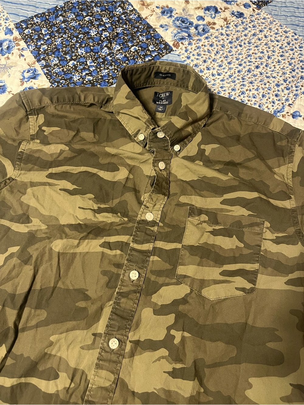 J. Crew Men’s Camo Button-Down Shirt - Olive Green Medium